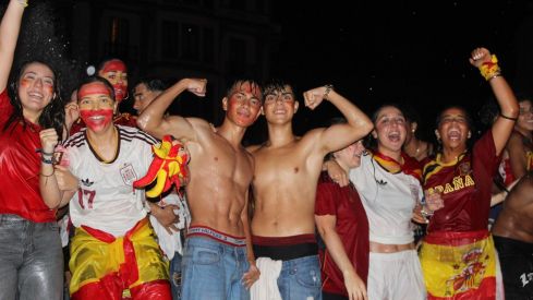 Miles de leoneses toman las calles para festejar el segundo Mundial de España | José Martín Miles de leoneses toman las calles para festejar el segundo Mundial de España | José Martín