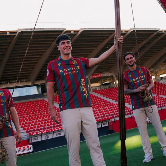 La Cultural Leonesa presenta su nueva camiseta y la segunda sorprende por su homenaje a los pendones leoneses 