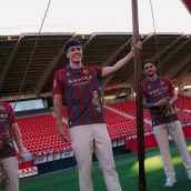 La Cultural Leonesa presenta su nueva camiseta y la segunda sorprende por su homenaje a los pendones leoneses La Cultural Leonesa presenta su nueva camiseta y la segunda sorprende por su homenaje a los pendones leoneses
