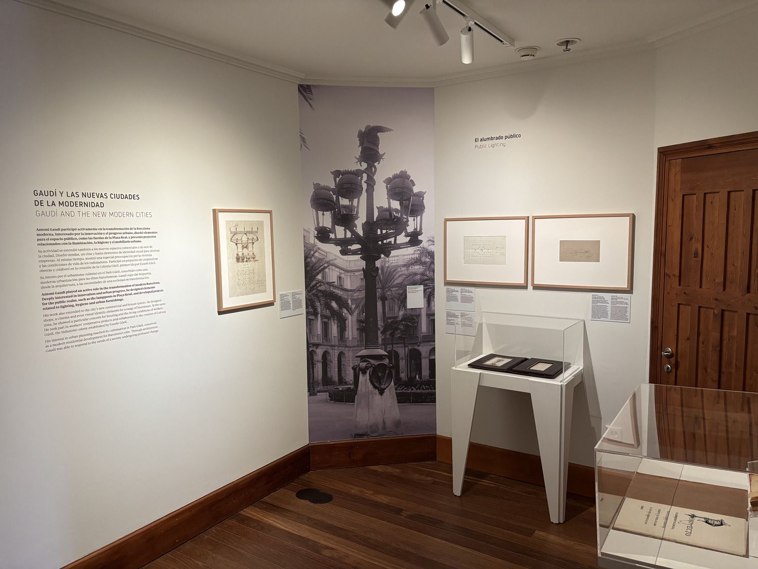 Inauguración de la exposición 'Gaudí y la ciudad moderna' del Museo Casa Botines de León | José Martín