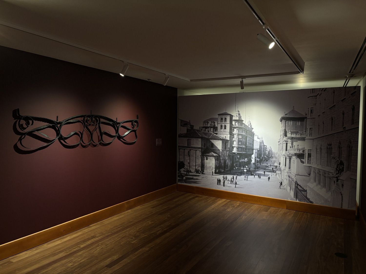 Inauguración de la exposición 'Gaudí y la ciudad moderna' del Museo Casa Botines de León | José Martín