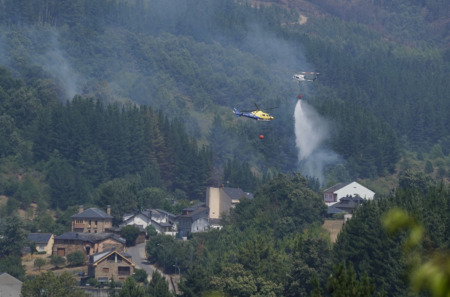 Varios helicópteros participan en la extinción de un incendio en Vega de Espinareda (4) | Foto: César Sánchez, ICAL