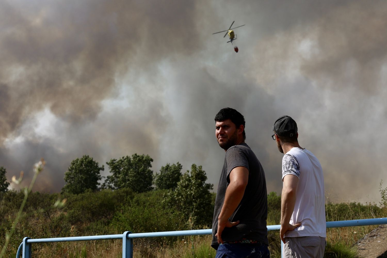 Así trabaja la docena de medios para frenar el incendio de San Cipriano del Condado (León) | Carlos S. Campillo / ICAL
