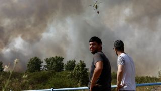 Así trabaja la docena de medios para frenar el incendio de San Cipriano del Condado (León) | Carlos S. Campillo / ICAL