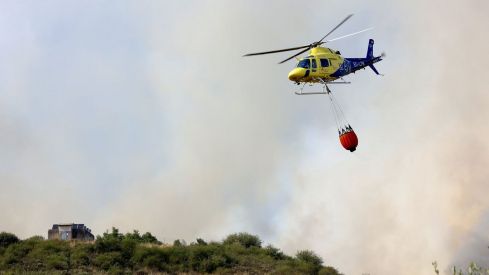 Así trabaja la docena de medios para frenar el incendio de San Cipriano del Condado (León) | Carlos S. Campillo / ICAL Así trabaja la docena de medios para frenar el incendio de San Cipriano del Condado (León) | Carlos S. Campillo / ICAL