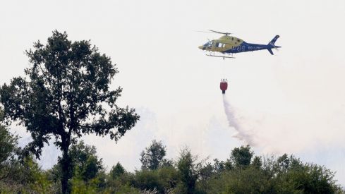 Así trabaja la docena de medios para frenar el incendio de San Cipriano del Condado (León) | Carlos S. Campillo / ICAL Así trabaja la docena de medios para frenar el incendio de San Cipriano del Condado (León) | Carlos S. Campillo / ICAL