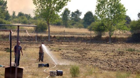 Así trabaja la docena de medios para frenar el incendio de San Cipriano del Condado (León) | Carlos S. Campillo / ICAL Así trabaja la docena de medios para frenar el incendio de San Cipriano del Condado (León) | Carlos S. Campillo / ICAL