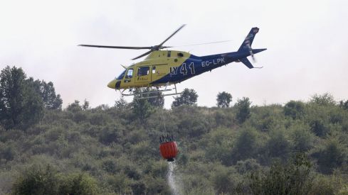Así trabaja la docena de medios para frenar el incendio de San Cipriano del Condado (León) | Carlos S. Campillo / ICAL Así trabaja la docena de medios para frenar el incendio de San Cipriano del Condado (León) | Carlos S. Campillo / ICAL