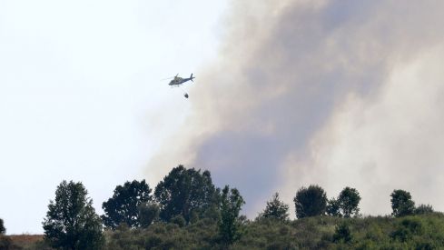 Así trabaja la docena de medios para frenar el incendio de San Cipriano del Condado (León) | Carlos S. Campillo / ICAL Así trabaja la docena de medios para frenar el incendio de San Cipriano del Condado (León) | Carlos S. Campillo / ICAL
