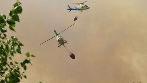 Así trabaja la docena de medios para frenar el incendio de San Cipriano del Condado (León) | Carlos S. Campillo / ICAL Así trabaja la docena de medios para frenar el incendio de San Cipriano del Condado (León) | Carlos S. Campillo / ICAL
