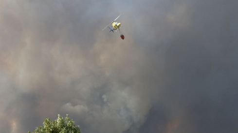 Así trabaja la docena de medios para frenar el incendio de San Cipriano del Condado (León) | Carlos S. Campillo / ICAL Así trabaja la docena de medios para frenar el incendio de San Cipriano del Condado (León) | Carlos S. Campillo / ICAL