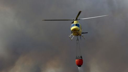 Así trabaja la docena de medios para frenar el incendio de San Cipriano del Condado (León) | Carlos S. Campillo / ICAL Así trabaja la docena de medios para frenar el incendio de San Cipriano del Condado (León) | Carlos S. Campillo / ICAL