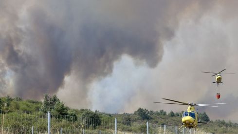 Así trabaja la docena de medios para frenar el incendio de San Cipriano del Condado (León) | Carlos S. Campillo / ICAL