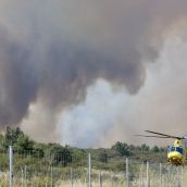 Así trabaja la docena de medios para frenar el incendio de San Cipriano del Condado (León) | Carlos S. Campillo / ICAL