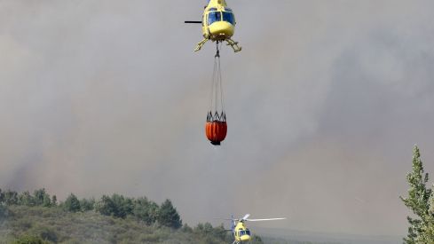 Así trabaja la docena de medios para frenar el incendio de San Cipriano del Condado (León) | Carlos S. Campillo / ICAL Así trabaja la docena de medios para frenar el incendio de San Cipriano del Condado (León) | Carlos S. Campillo / ICAL