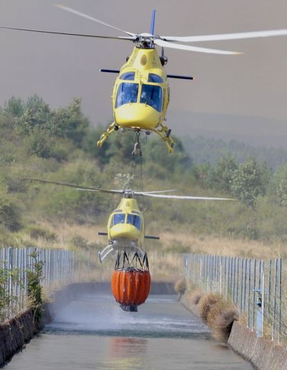 Así trabaja la docena de medios para frenar el incendio de San Cipriano del Condado (León) | Carlos S. Campillo / ICAL Así trabaja la docena de medios para frenar el incendio de San Cipriano del Condado (León) | Carlos S. Campillo / ICAL