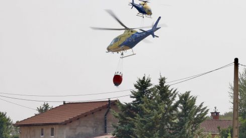 Así trabaja la docena de medios para frenar el incendio de San Cipriano del Condado (León) | Carlos S. Campillo / ICAL Así trabaja la docena de medios para frenar el incendio de San Cipriano del Condado (León) | Carlos S. Campillo / ICAL