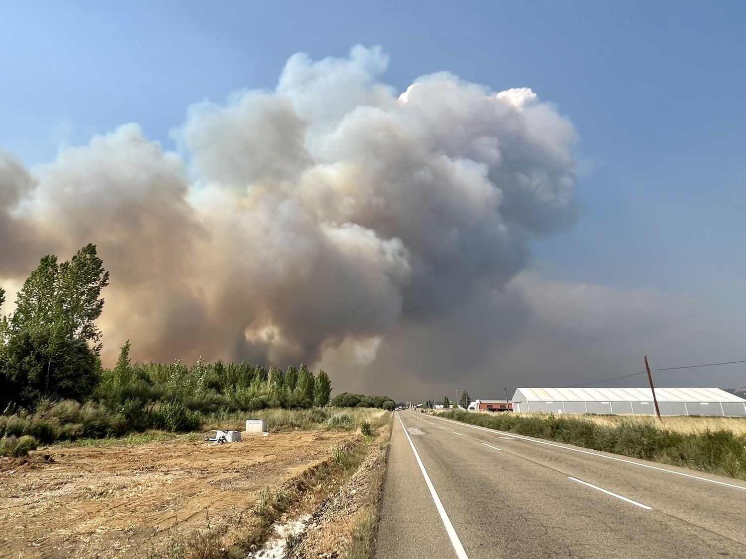 Así trabaja la docena de medios para frenar el incendio de San Cipriano del Condado (León) | Carlos S. Campillo / ICAL