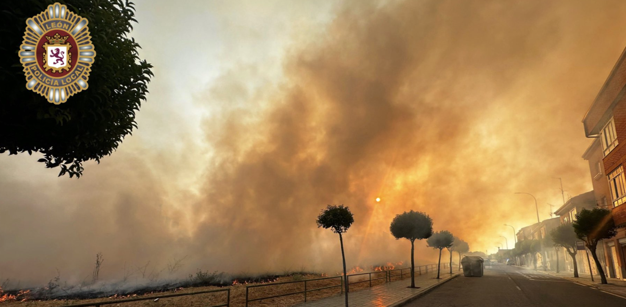 Un incendio con tres focos hace saltar las alarmas en León por la intensa humareda junto al Hospital | Policía Local de León Un incendio con tres focos hace saltar las alarmas en León por la intensa humareda junto al Hospital | Policía Local de León