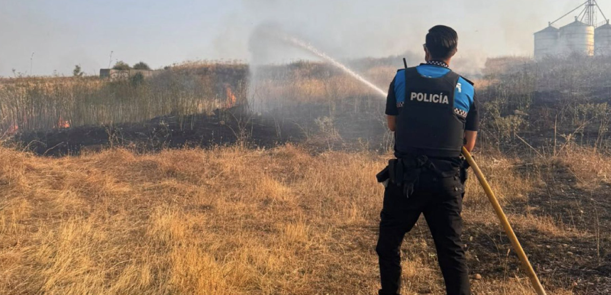 Un incendio con tres focos hace saltar las alarmas en León por la intensa humareda junto al Hospital | Policía Local de León Un incendio con tres focos hace saltar las alarmas en León por la intensa humareda junto al Hospital | Policía Local de León