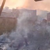 El incendio de San Cipriano 'arrasa' con la localidad de Castro del Condado (León)