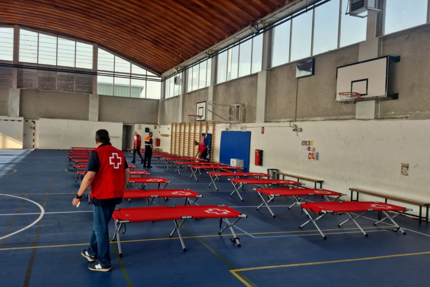 Cruz Roja da refugio a 38 personas evacuadas por los incendios en León y El Bierzo Cruz Roja da refugio a 38 personas evacuadas por los incendios en León y El Bierzo