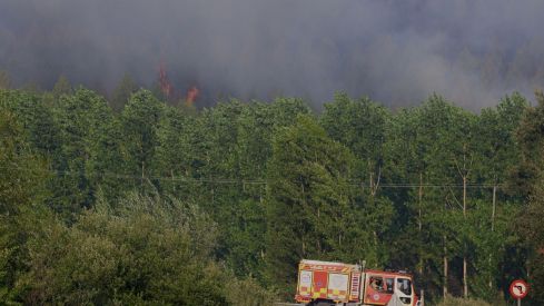 Así trabaja la docena de medios para frenar el incendio de San Cipriano del Condado (León) | Carlos S. Campillo / ICAL Así trabaja la docena de medios para frenar el incendio de San Cipriano del Condado (León) | Carlos S. Campillo / ICAL