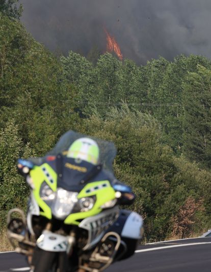 Así trabaja la docena de medios para frenar el incendio de San Cipriano del Condado (León) | Carlos S. Campillo / ICAL Así trabaja la docena de medios para frenar el incendio de San Cipriano del Condado (León) | Carlos S. Campillo / ICAL