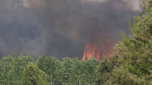 Así trabaja la docena de medios para frenar el incendio de San Cipriano del Condado (León) | Carlos S. Campillo / ICAL Así trabaja la docena de medios para frenar el incendio de San Cipriano del Condado (León) | Carlos S. Campillo / ICAL