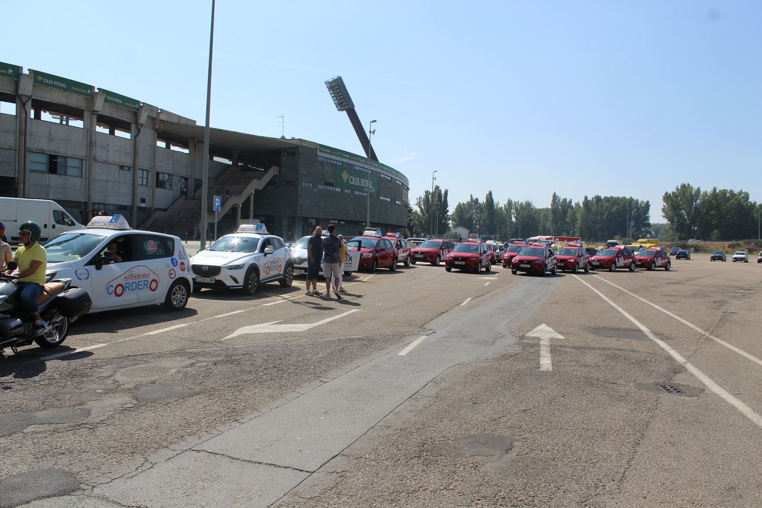 Las autoescuelas de la provincia de León salen a la calle para denunciar la falta de examinadores de tráfico | José MArtín Las autoescuelas de la provincia de León salen a la calle para denunciar la falta de examinadores de tráfico | José MArtín