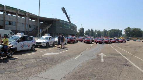 Las autoescuelas de la provincia de León salen a la calle para denunciar la falta de examinadores de tráfico | José MArtín Las autoescuelas de la provincia de León salen a la calle para denunciar la falta de examinadores de tráfico | José MArtín