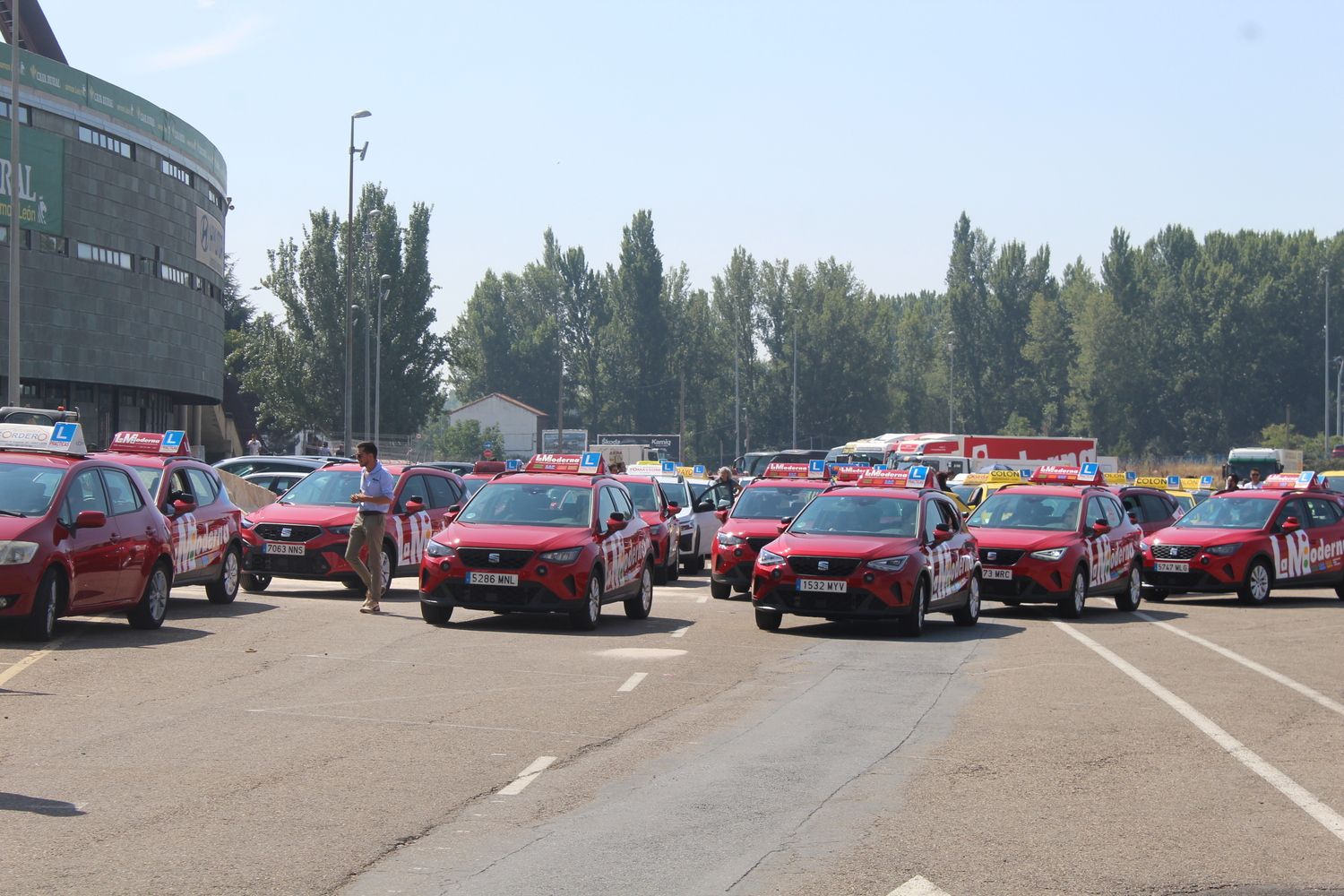 Las autoescuelas de la provincia de León salen a la calle para denunciar la falta de examinadores de tráfico | José MArtín Las autoescuelas de la provincia de León salen a la calle para denunciar la falta de examinadores de tráfico | José MArtín