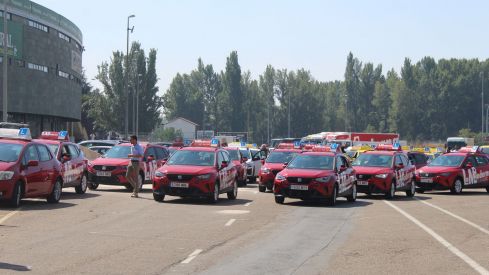 Las autoescuelas de la provincia de León salen a la calle para denunciar la falta de examinadores de tráfico | José MArtín Las autoescuelas de la provincia de León salen a la calle para denunciar la falta de examinadores de tráfico | José MArtín