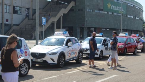 Las autoescuelas de la provincia de León salen a la calle para denunciar la falta de examinadores de tráfico | José MArtín Las autoescuelas de la provincia de León salen a la calle para denunciar la falta de examinadores de tráfico | José MArtín