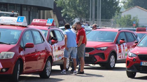 Las autoescuelas de la provincia de León salen a la calle para denunciar la falta de examinadores de tráfico | José MArtín Las autoescuelas de la provincia de León salen a la calle para denunciar la falta de examinadores de tráfico | José MArtín