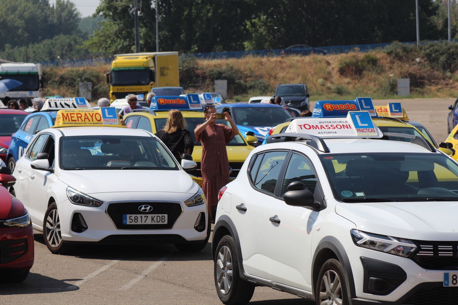 Las autoescuelas de la provincia de León salen a la calle para denunciar la falta de examinadores de tráfico | José MArtín Las autoescuelas de la provincia de León salen a la calle para denunciar la falta de examinadores de tráfico | José MArtín