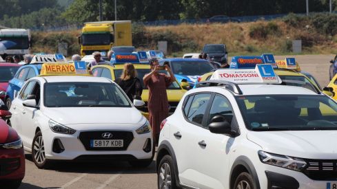 Las autoescuelas de la provincia de León salen a la calle para denunciar la falta de examinadores de tráfico | José MArtín Las autoescuelas de la provincia de León salen a la calle para denunciar la falta de examinadores de tráfico | José MArtín