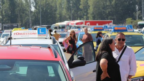 Las autoescuelas de la provincia de León salen a la calle para denunciar la falta de examinadores de tráfico | José MArtín Las autoescuelas de la provincia de León salen a la calle para denunciar la falta de examinadores de tráfico | José MArtín