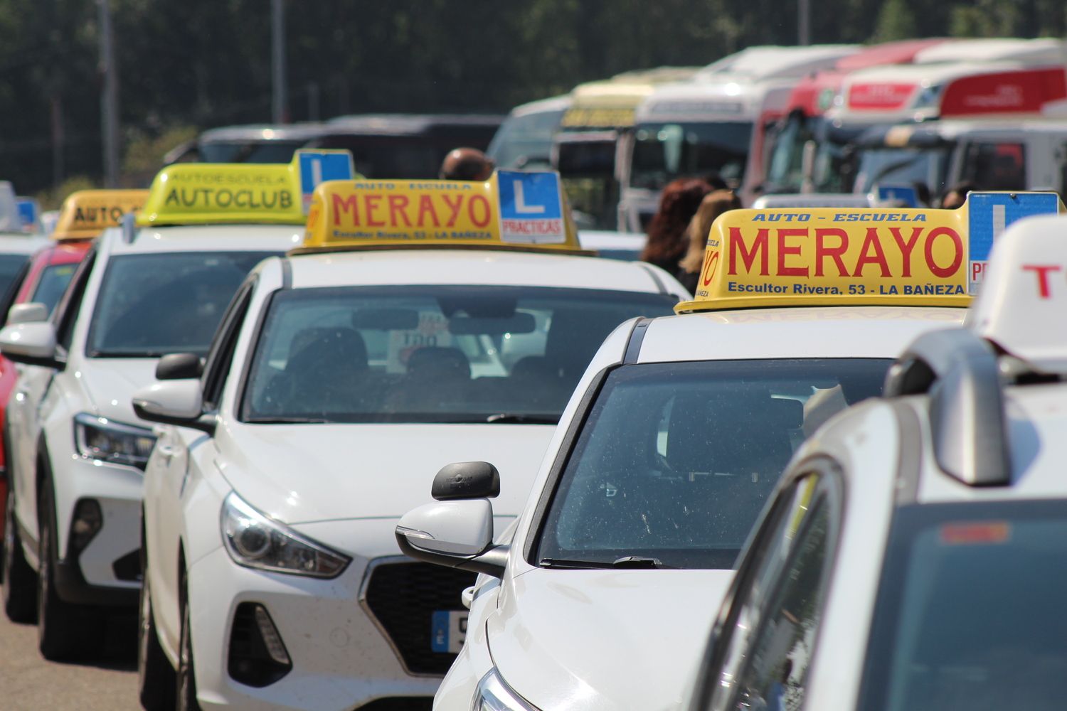 Las autoescuelas de la provincia de León salen a la calle para denunciar la falta de examinadores de tráfico | José MArtín
