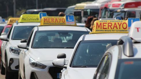 Las autoescuelas de la provincia de León salen a la calle para denunciar la falta de examinadores de tráfico | José MArtín Las autoescuelas de la provincia de León salen a la calle para denunciar la falta de examinadores de tráfico | José MArtín