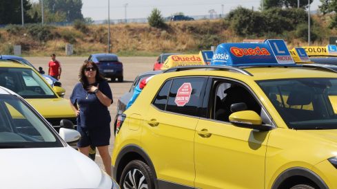 Las autoescuelas de la provincia de León salen a la calle para denunciar la falta de examinadores de tráfico | José MArtín Las autoescuelas de la provincia de León salen a la calle para denunciar la falta de examinadores de tráfico | José MArtín