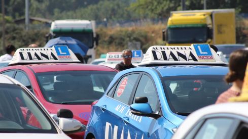 Las autoescuelas de la provincia de León salen a la calle para denunciar la falta de examinadores de tráfico | José MArtín Las autoescuelas de la provincia de León salen a la calle para denunciar la falta de examinadores de tráfico | José MArtín