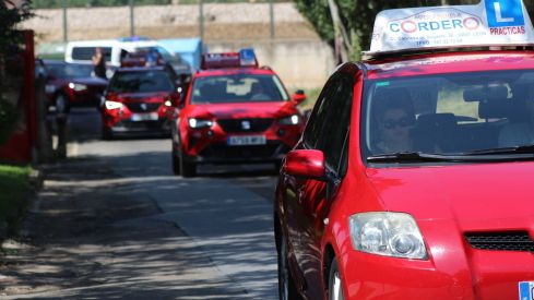 Las autoescuelas de la provincia de León salen a la calle para denunciar la falta de examinadores de tráfico | José MArtín Las autoescuelas de la provincia de León salen a la calle para denunciar la falta de examinadores de tráfico | José MArtín