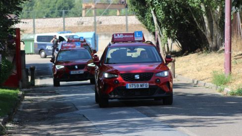 Las autoescuelas de la provincia de León salen a la calle para denunciar la falta de examinadores de tráfico | José MArtín Las autoescuelas de la provincia de León salen a la calle para denunciar la falta de examinadores de tráfico | José MArtín