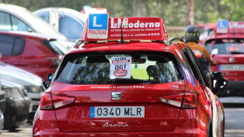 Las autoescuelas de la provincia de León salen a la calle para denunciar la falta de examinadores de tráfico | José MArtín Las autoescuelas de la provincia de León salen a la calle para denunciar la falta de examinadores de tráfico | José MArtín