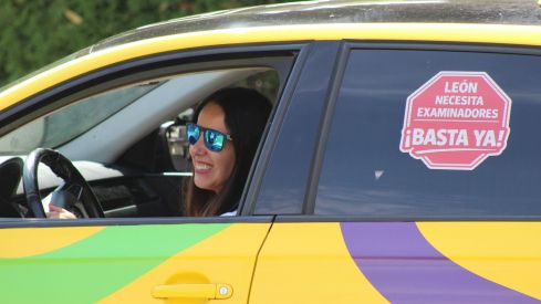 Las autoescuelas de la provincia de León salen a la calle para denunciar la falta de examinadores de tráfico | José MArtín Las autoescuelas de la provincia de León salen a la calle para denunciar la falta de examinadores de tráfico | José MArtín