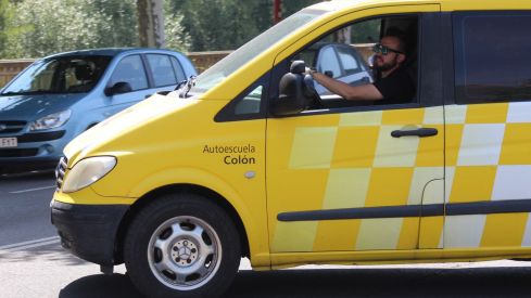 Las autoescuelas de la provincia de León salen a la calle para denunciar la falta de examinadores de tráfico | José MArtín Las autoescuelas de la provincia de León salen a la calle para denunciar la falta de examinadores de tráfico | José MArtín
