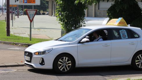 Las autoescuelas de la provincia de León salen a la calle para denunciar la falta de examinadores de tráfico | José MArtín Las autoescuelas de la provincia de León salen a la calle para denunciar la falta de examinadores de tráfico | José MArtín