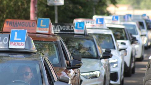 Las autoescuelas de la provincia de León salen a la calle para denunciar la falta de examinadores de tráfico | José MArtín Las autoescuelas de la provincia de León salen a la calle para denunciar la falta de examinadores de tráfico | José MArtín