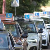 Las autoescuelas de la provincia de León salen a la calle para denunciar la falta de examinadores de tráfico | José MArtín